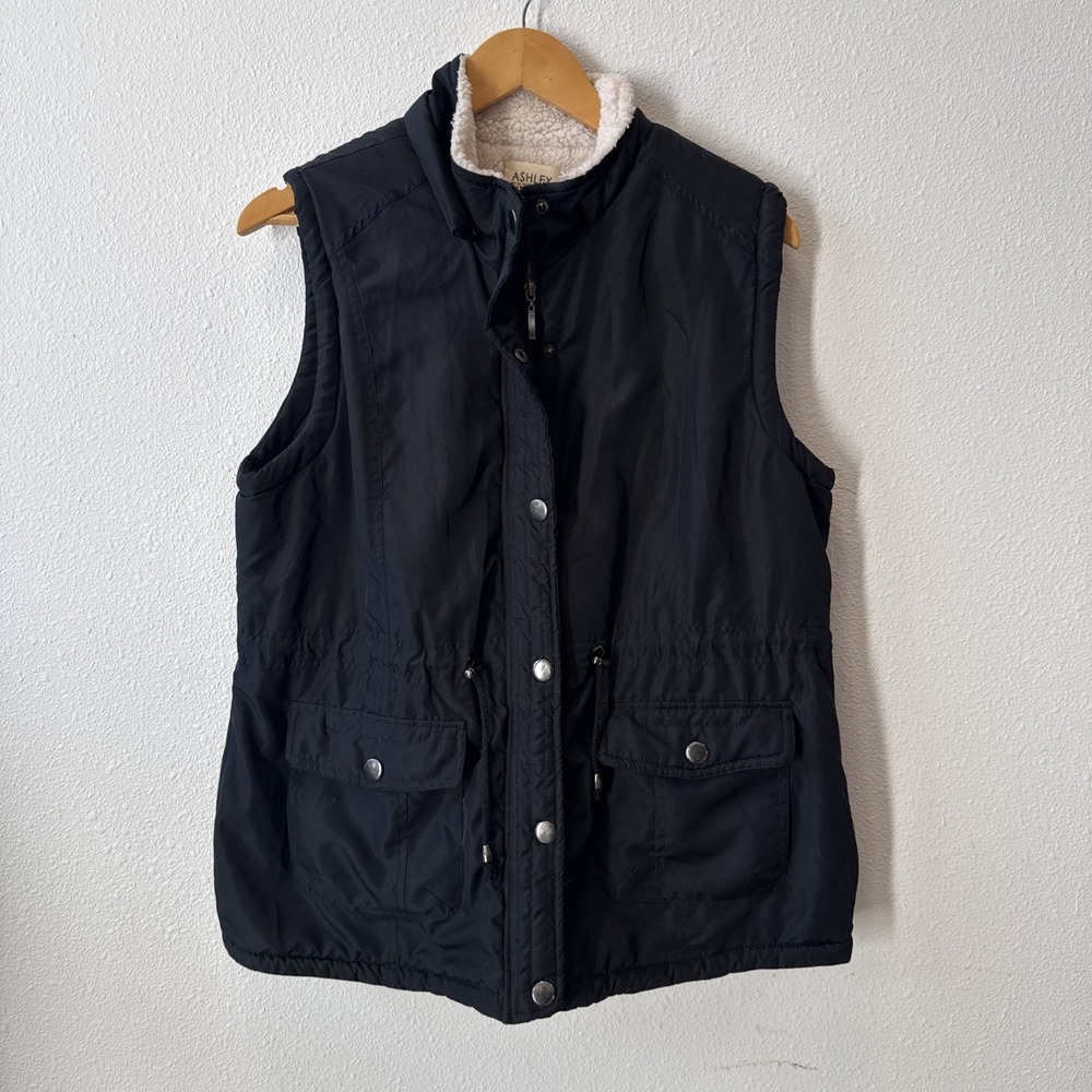 ASHLEY By 26 International OUTERWEAR Women's Black Vest Large Sherpa Lining